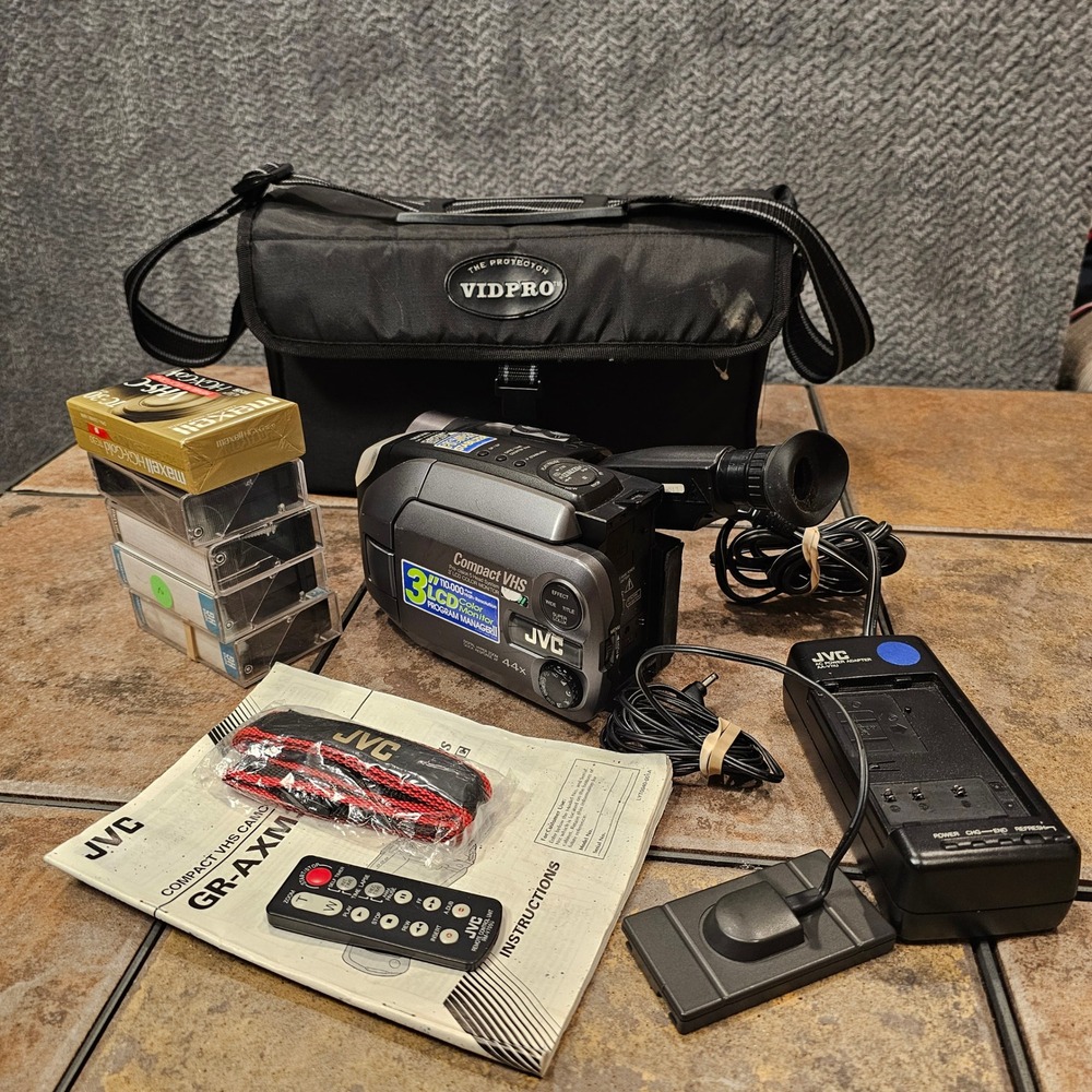 JVC GR-AXM300U Compact VHS Camcorder Bundle 44x Zoom 3in LCD Tapes Case 1998